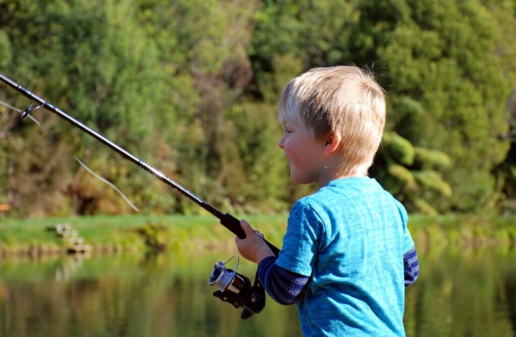 Dzień Dziecka. Jak zachęcić dziecko do wędkowania? Zabierz swoją pociechę na ryby!